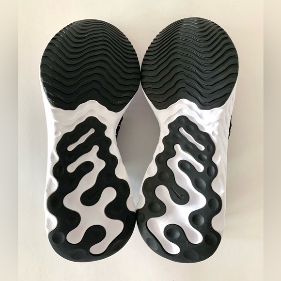 NWT, new in box, Nike’s React Phantom Run FK (Flyknit) 2. - Picture 11 of 12